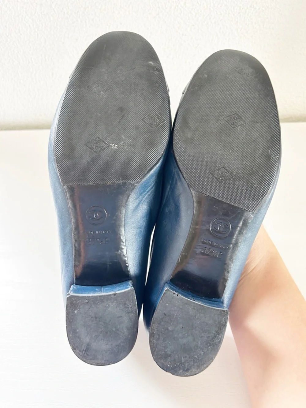 Chanel Vintage Two Tone CC Cap Toe Leather Pumps Size EU 37.5